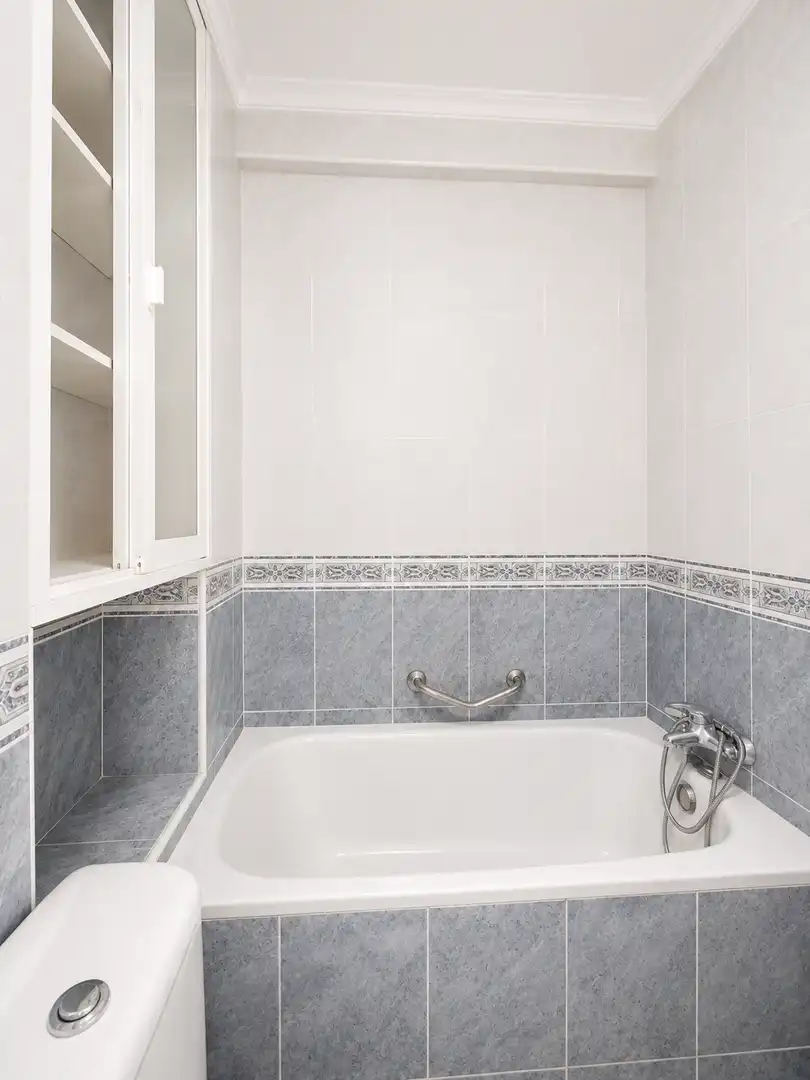 Badezimmer von Wohnungen zum Verkauf in Estepona mit Terrasse und Balkon