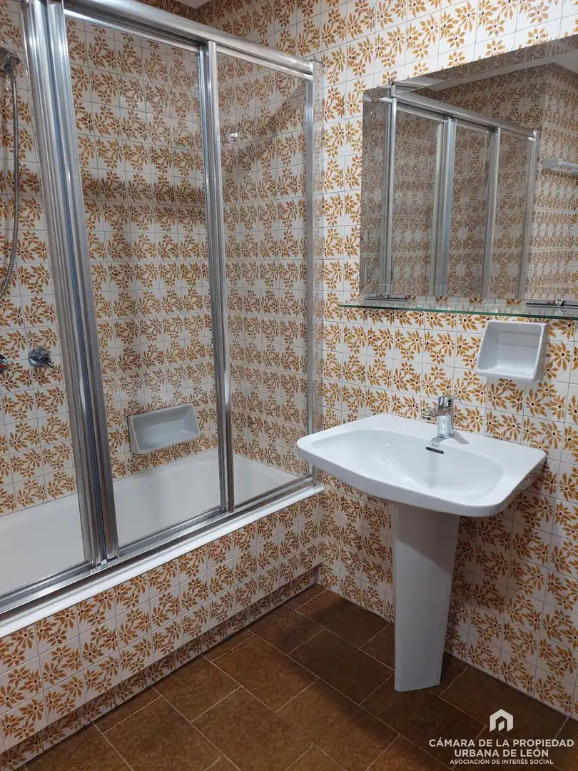 Badezimmer von Wohnung zur Miete in León Capital  mit Heizung und Möbliert