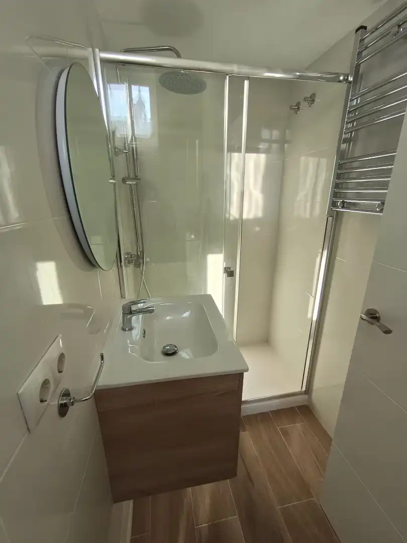 Badezimmer von Wohnungen zum Verkauf in Madrid mit Klimaanlage und Heizung
