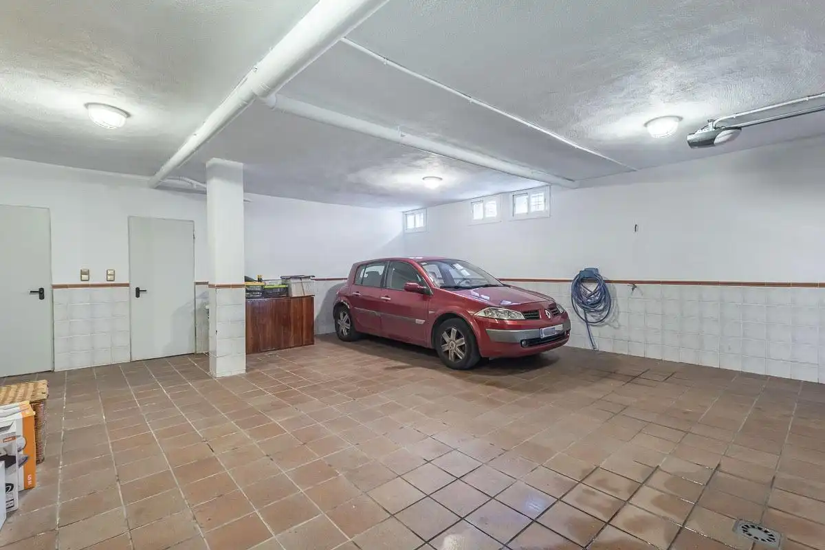 Parking de Casa adosada en venta en Granada con Calefacción, Jardín privado y Terraza