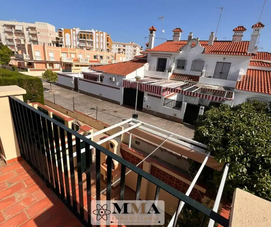 Vista exterior de Casa adosada en venda en El Portil amb Aire condicionat, Calefacció i Jardí privat
