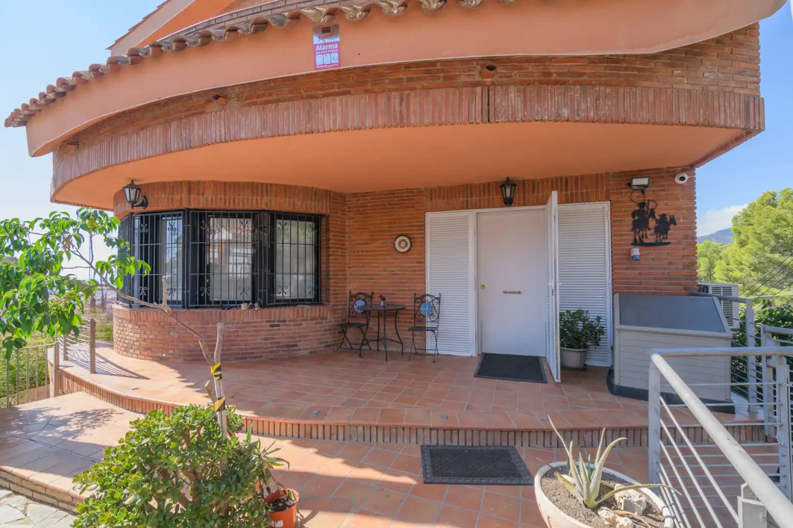 Vista exterior de Casa o xalet en venda en Viladecans amb Terrassa, Piscina i Balcó