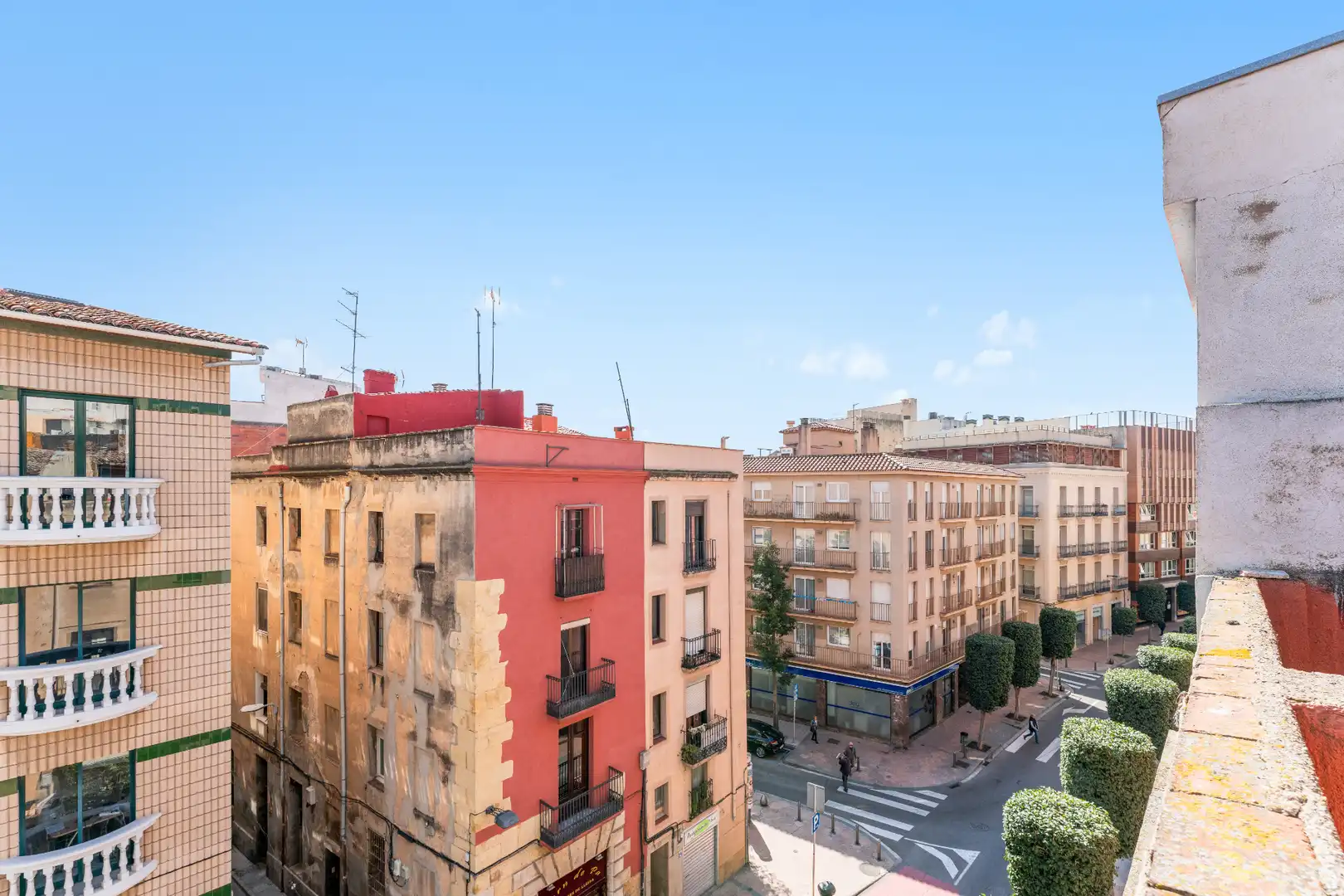 Vista exterior de Casa adosada en venda en Reus amb Terrassa i Balcó