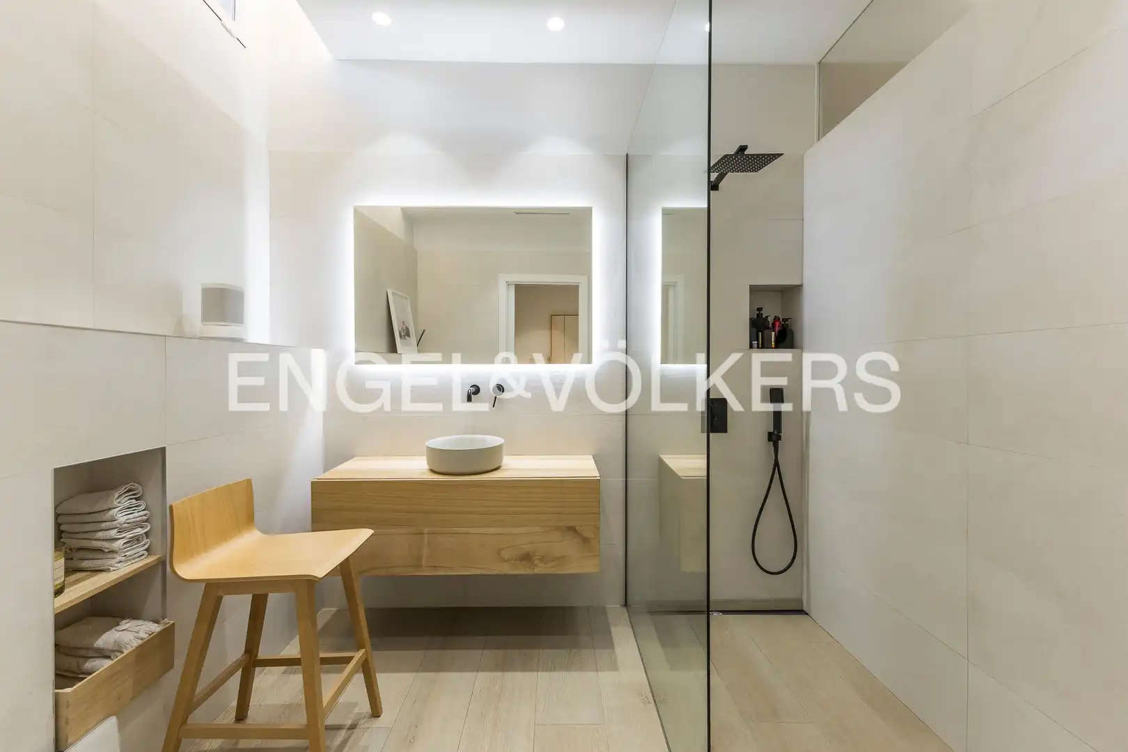 Bathroom of Flat for sale in Madrid  with Air Conditioner, Heating and Storage room