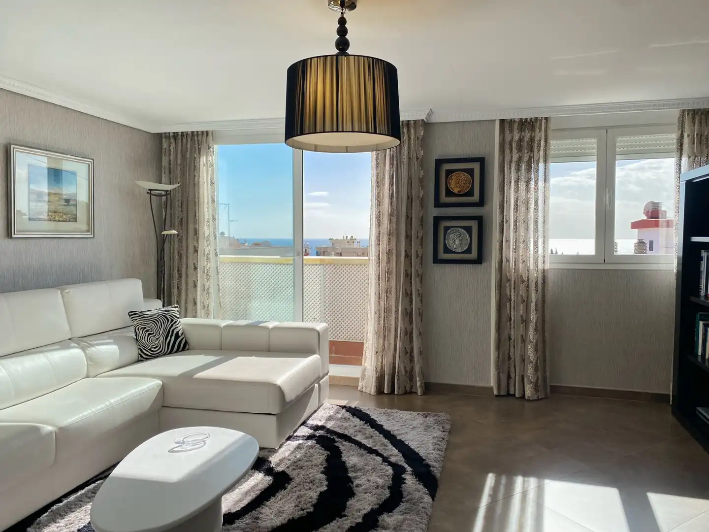 Sala d'estar de Àtic en venda en Marbella amb Aire condicionat, Terrassa i Forn