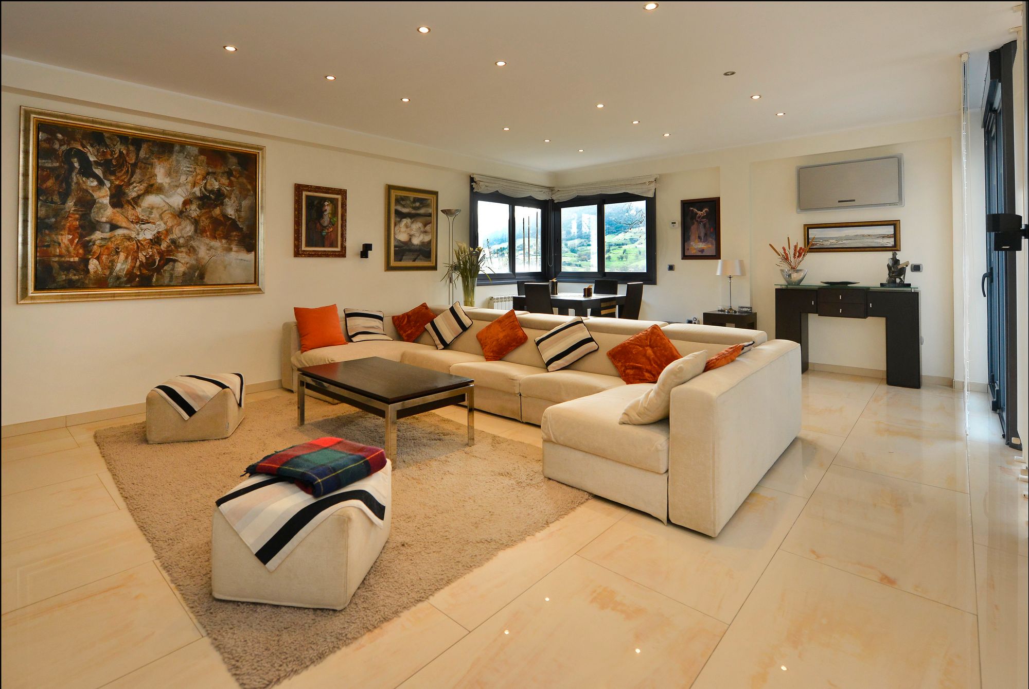 Sala d'estar de Casa o xalet en venda en Marina de Cudeyo amb Aire condicionat, Calefacció i Jardí privat