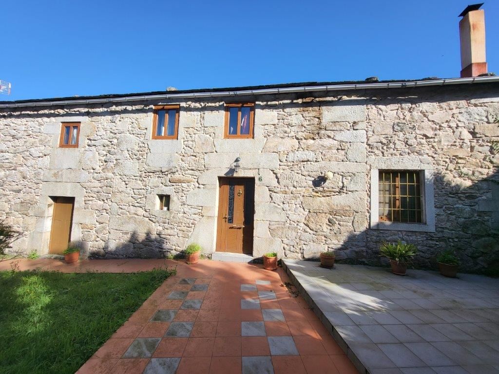 Vista exterior de Casa adosada en venda en Ourol amb Jardí privat, Traster i Moblat