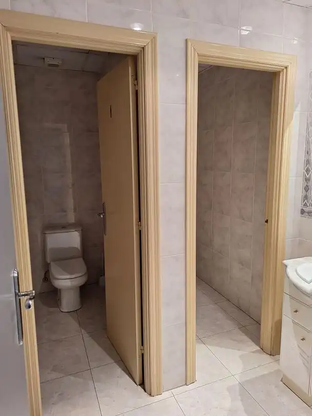 Badezimmer von Fabrikhallen zum Verkauf in Iurreta