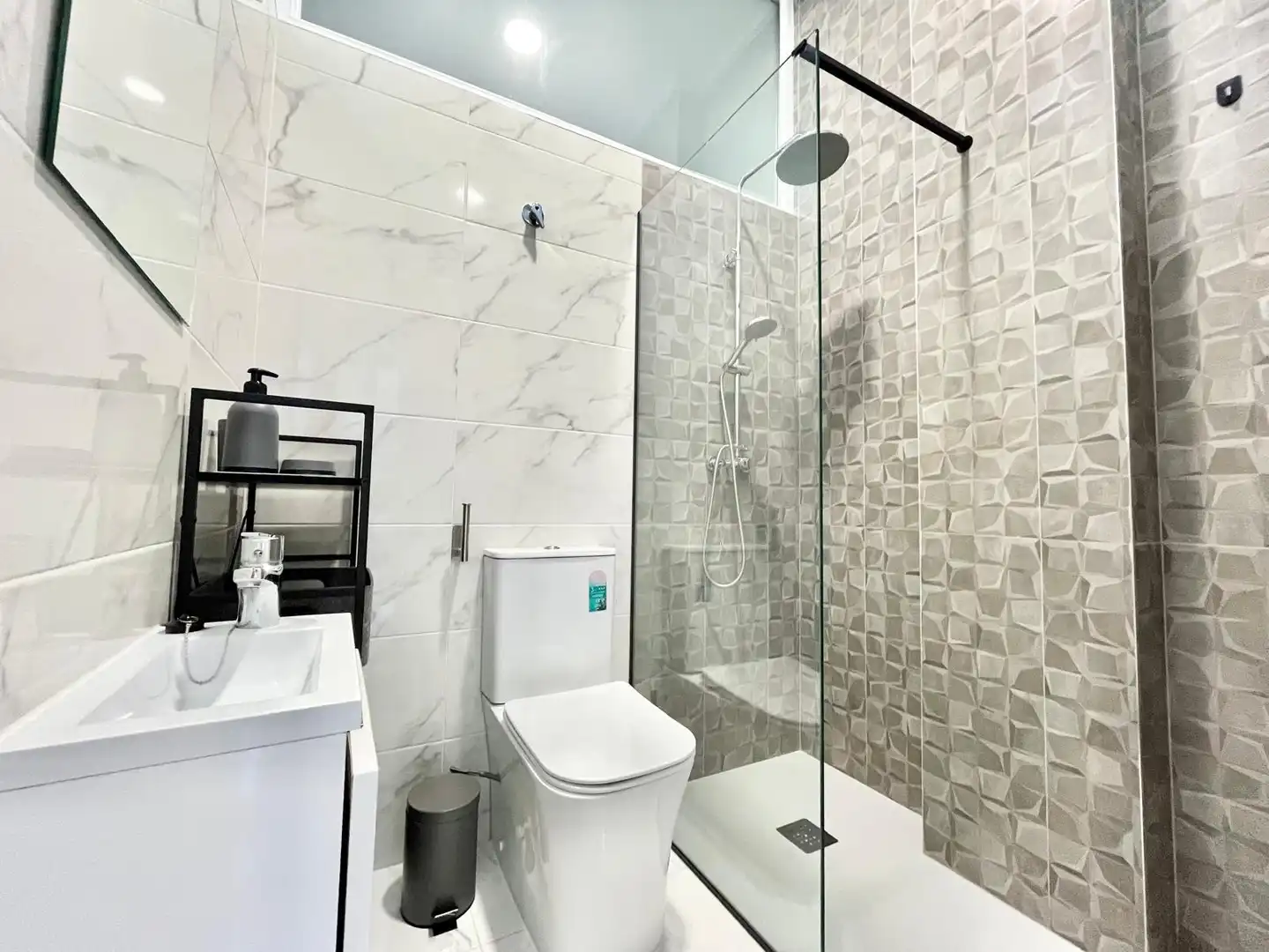 Baño de Apartamento de alquiler en Torrevieja con Aire acondicionado, Calefacción y Terraza