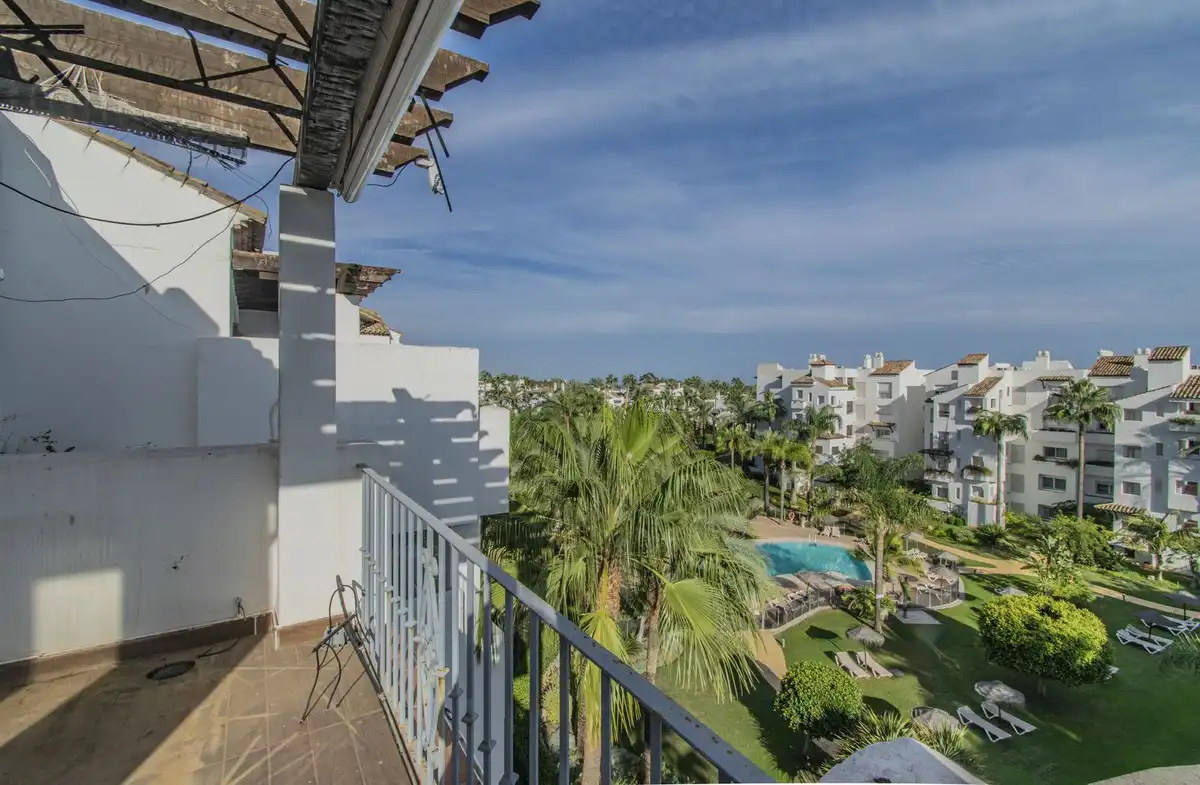 Außenansicht von Dachboden zum Verkauf in Estepona mit Klimaanlage, Terrasse und Möbliert