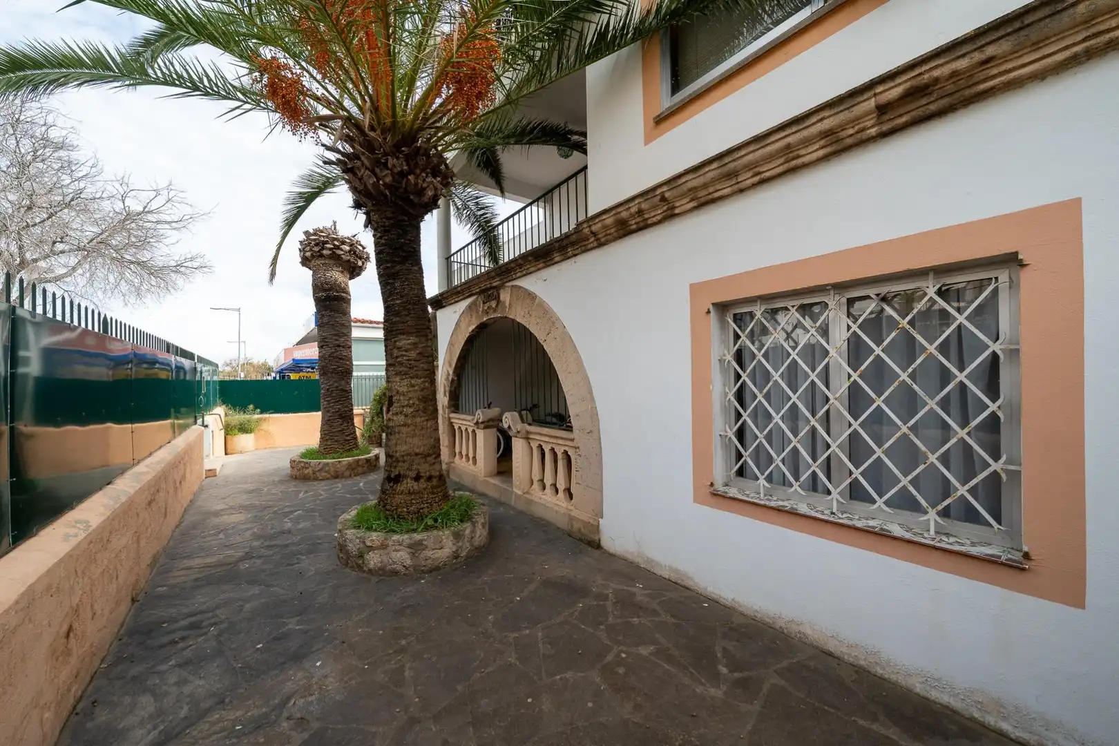 Vista exterior de Casa adosada en venda en Calvià amb Jardí privat i Terrassa