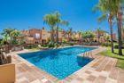 Piscina de Casa adosada en venda en Marbella amb Aire condicionat i Terrassa