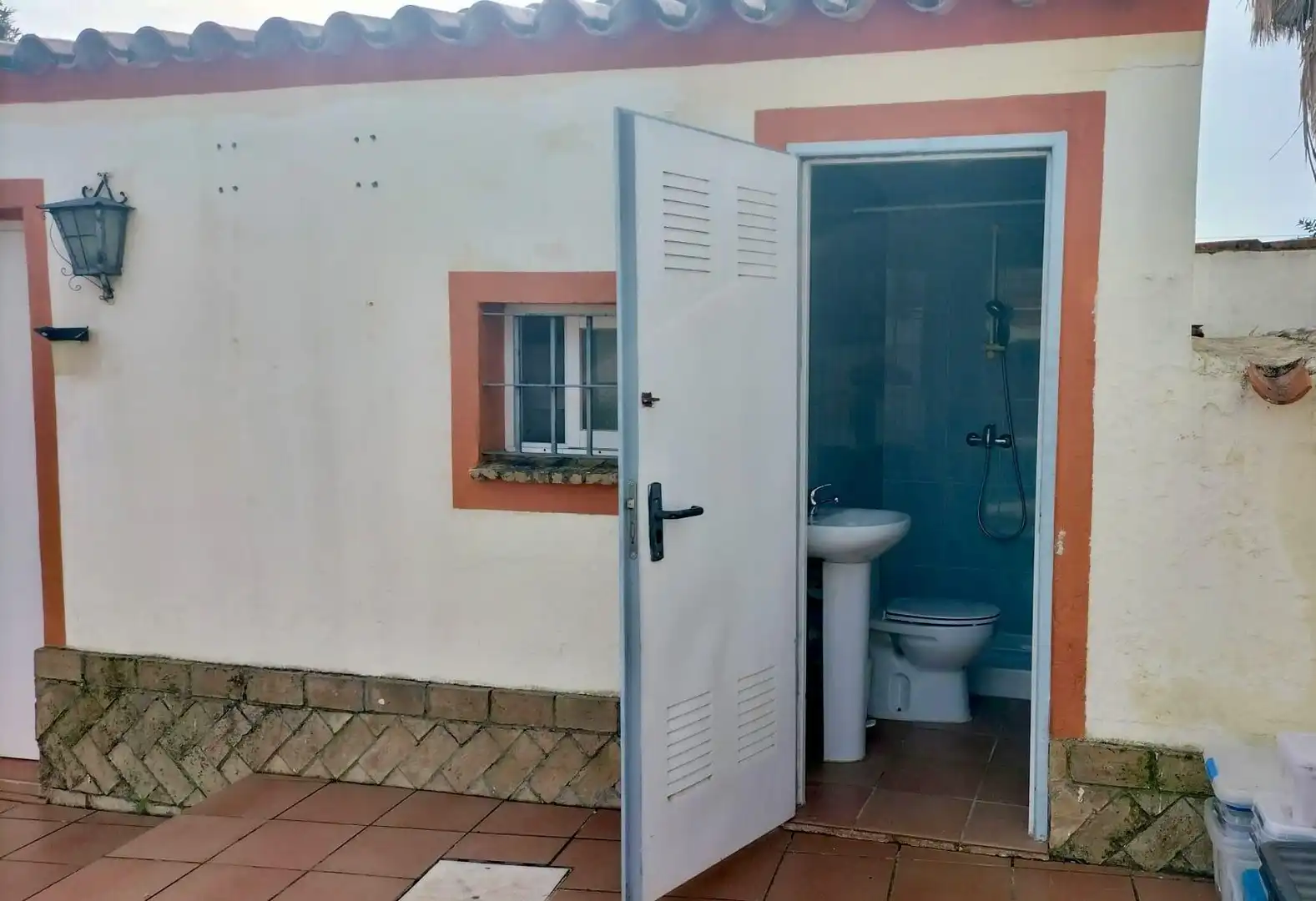 Bathroom of Houses for sale in Chiclana de la Frontera  with Air Conditioner, Terrace and Swimming Pool
