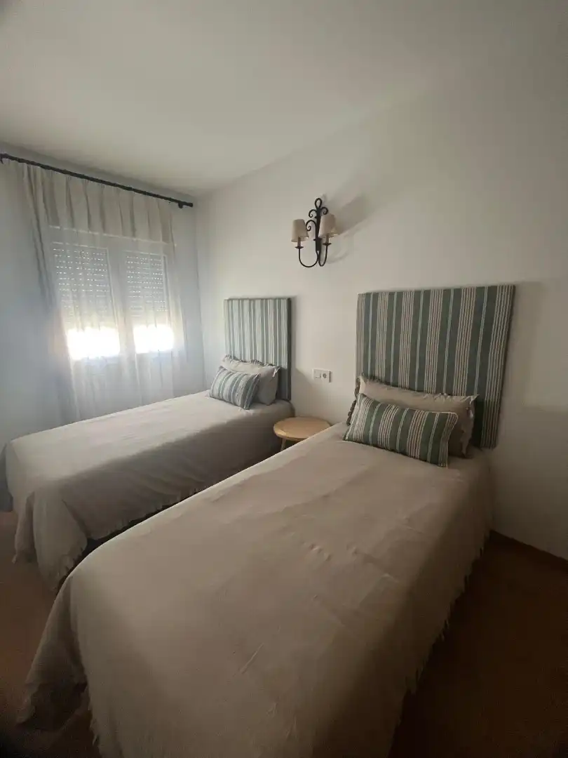 Habitación de Casa adosada en venta en Coria del Río con Aire acondicionado, Jardín privado y Terraza