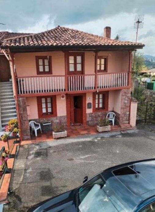 Vista exterior de Casa adosada en venda en Oviedo  amb Moblat i Balcó