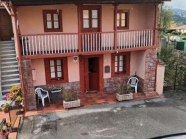 Casa aparellada amb balcó en venda a San Claudio - Trubia - Las Caldas