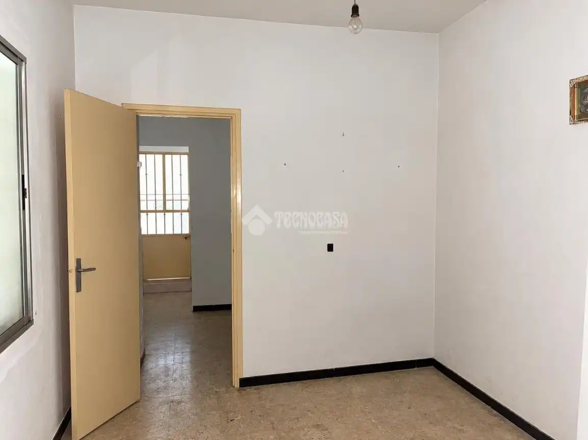 Casa aparellada amb terrassa en venda a Pilas, imagen 15