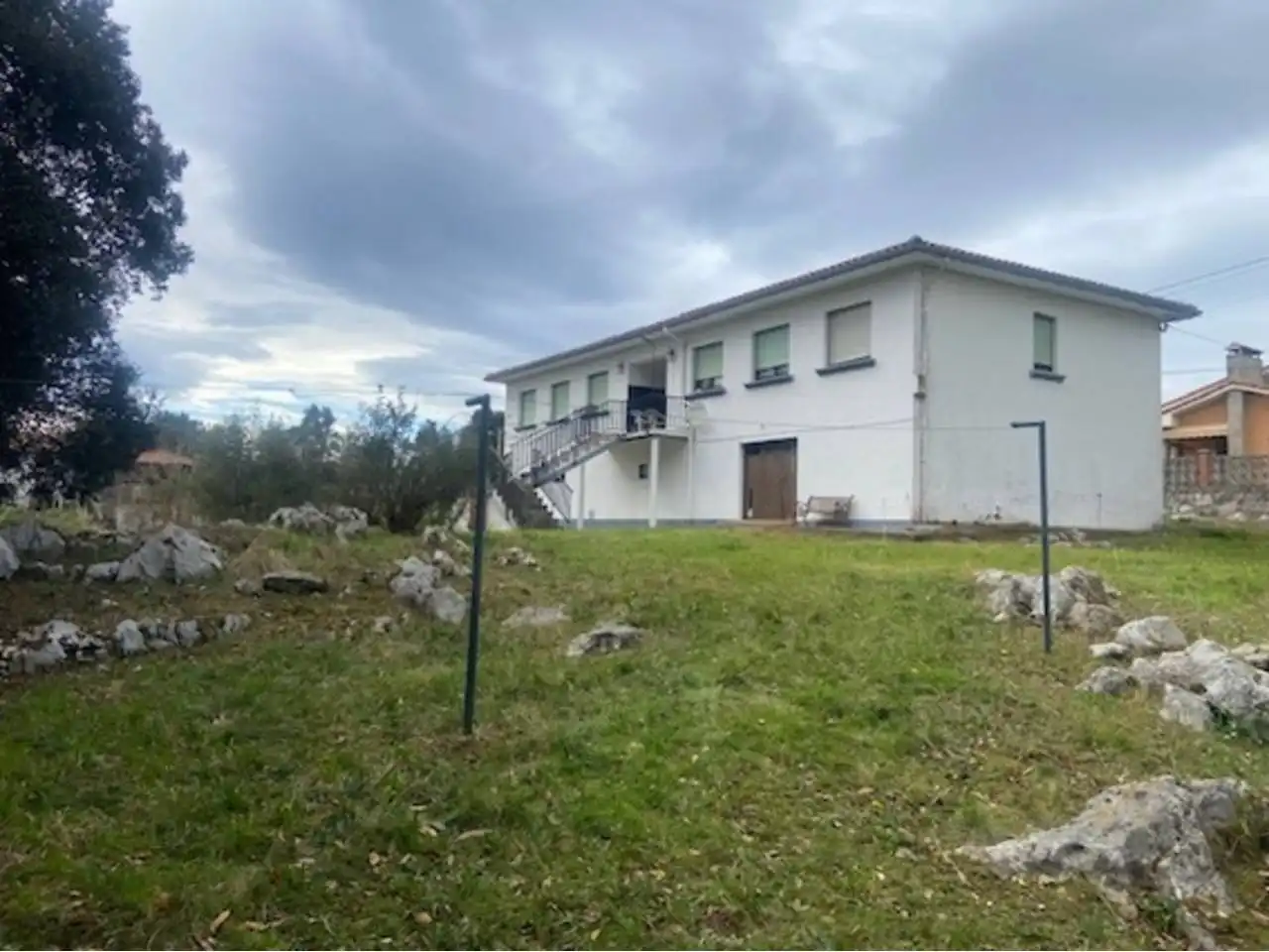Vista exterior de Casa adosada en venda en Llanes amb Jardí privat i Terrassa