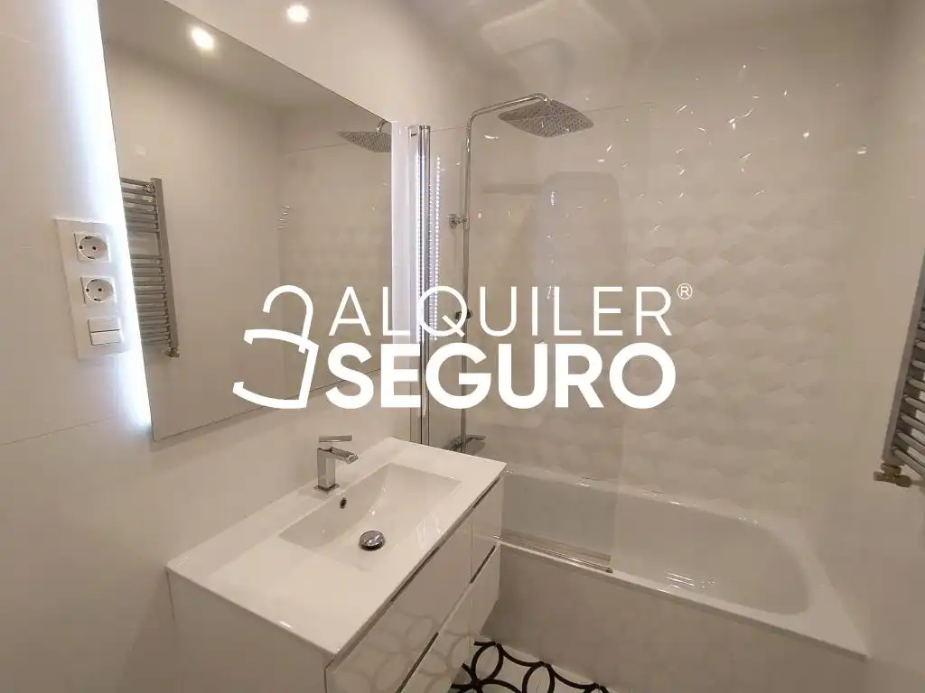 Bathroom of Flat for rent in Madrid  with Heating