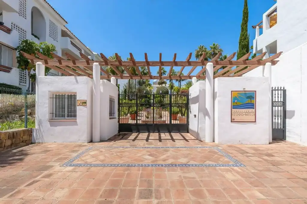 Vista exterior de Apartamento de alquiler en Estepona con Aire acondicionado, Terraza y Piscina