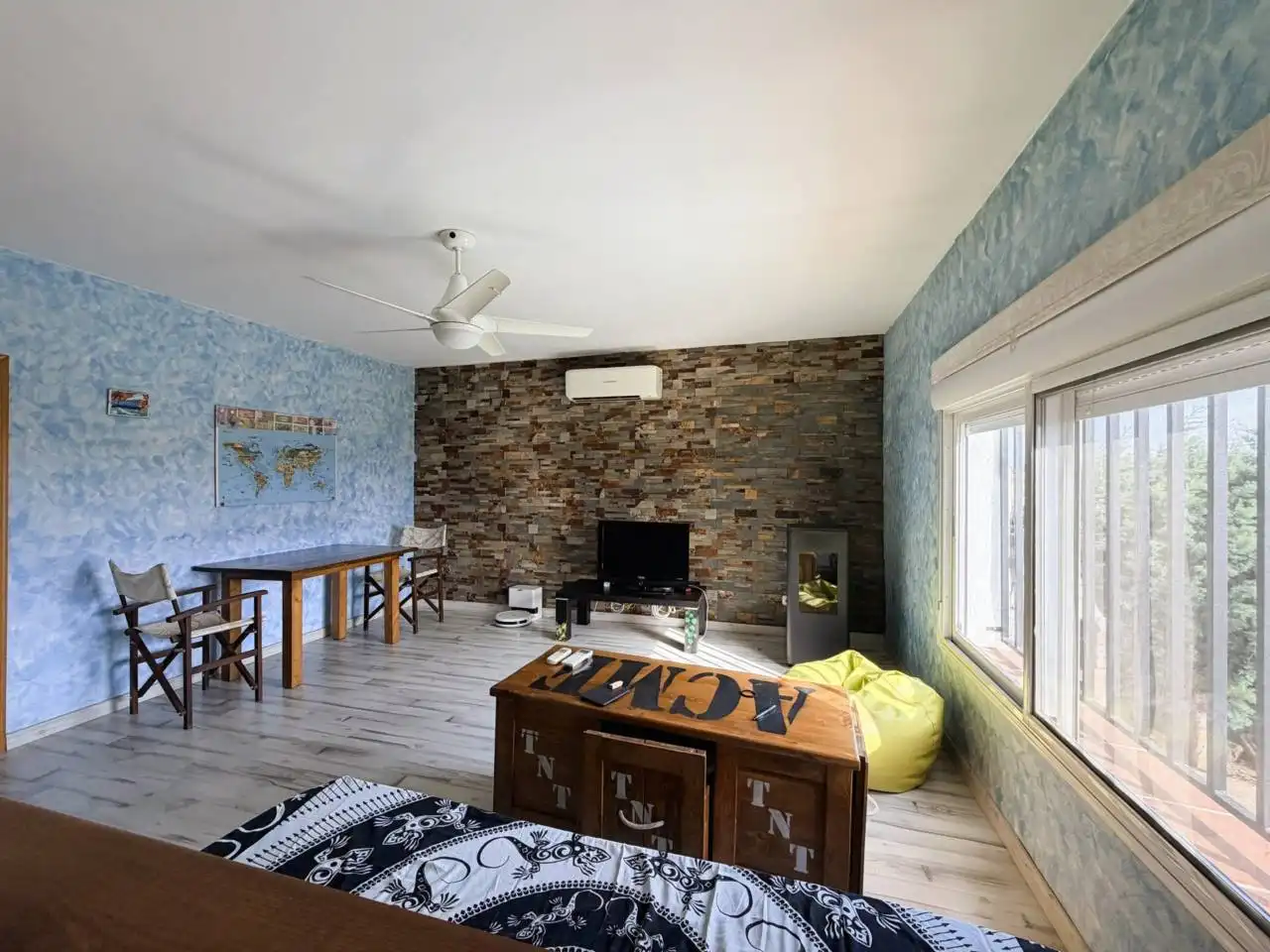 Sala d'estar de Casa o xalet en venda en Cedillo del Condado amb Aire condicionat, Calefacció i Jardí privat