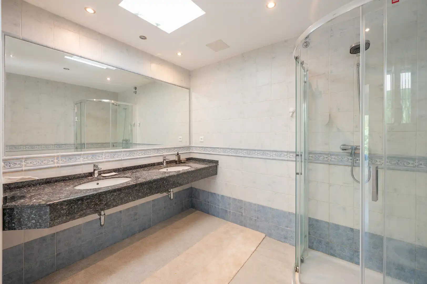Bany de Casa o xalet en venda en Marbella amb Aire condicionat, Jardí privat i Terrassa