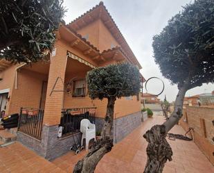 Vista exterior de Casa adosada en venda en Carranque amb Aire condicionat, Calefacció i Jardí privat