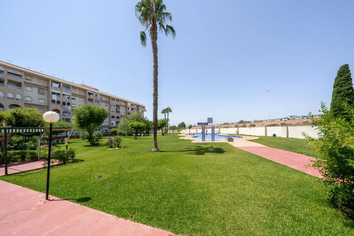 Vista exterior de Piso en venta en Torrevieja con Calefacción, Terraza y Balcón