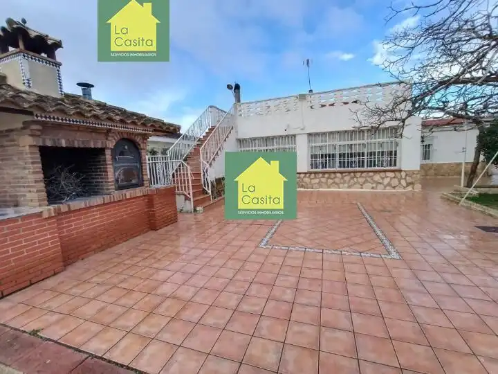 Vista exterior de Casa o xalet en venda en Albacete amb Aire condicionat, Jardí privat i Traster