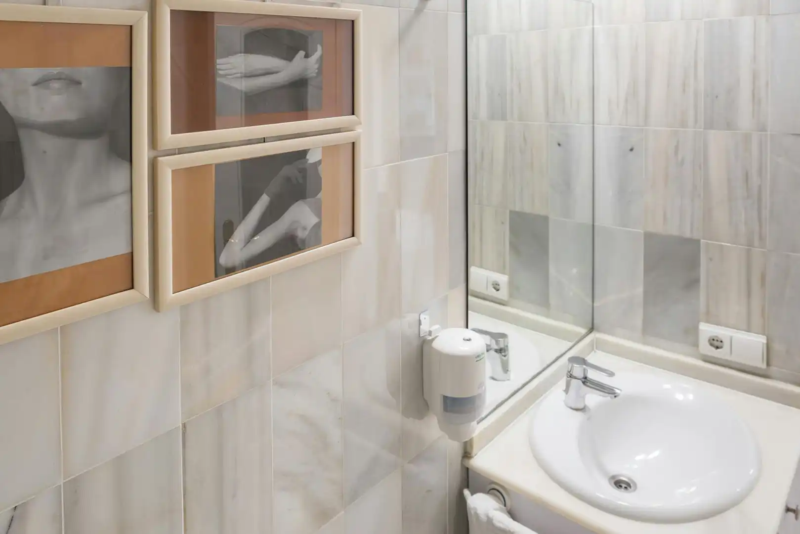 Bathroom of Flat for rent in Valencia  with Air Conditioner, Heating and Furnished