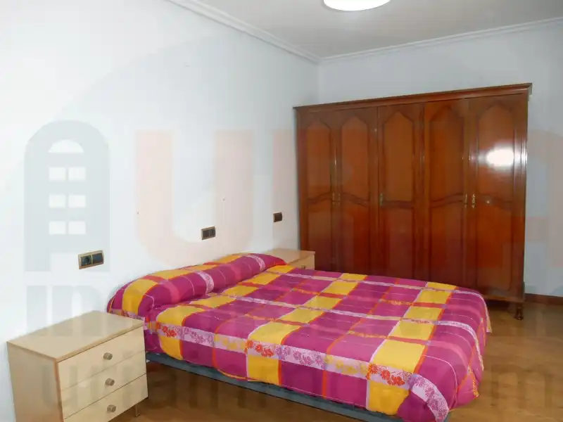 Habitación de Piso en venta en Oviedo  con Calefacción, Trastero y Amueblado