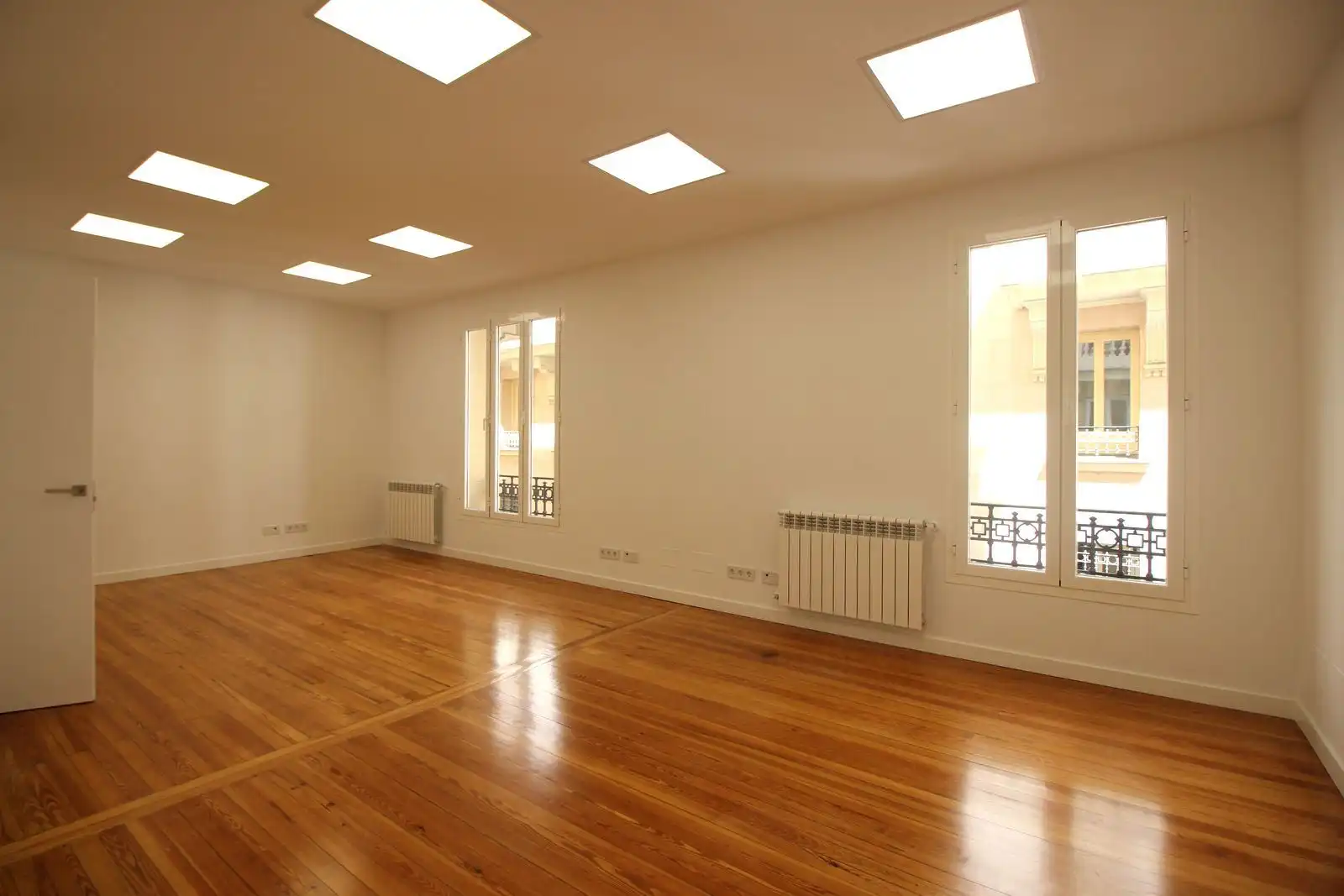 Sala d'estar de Oficina de lloguer en Madrid amb Calefacció