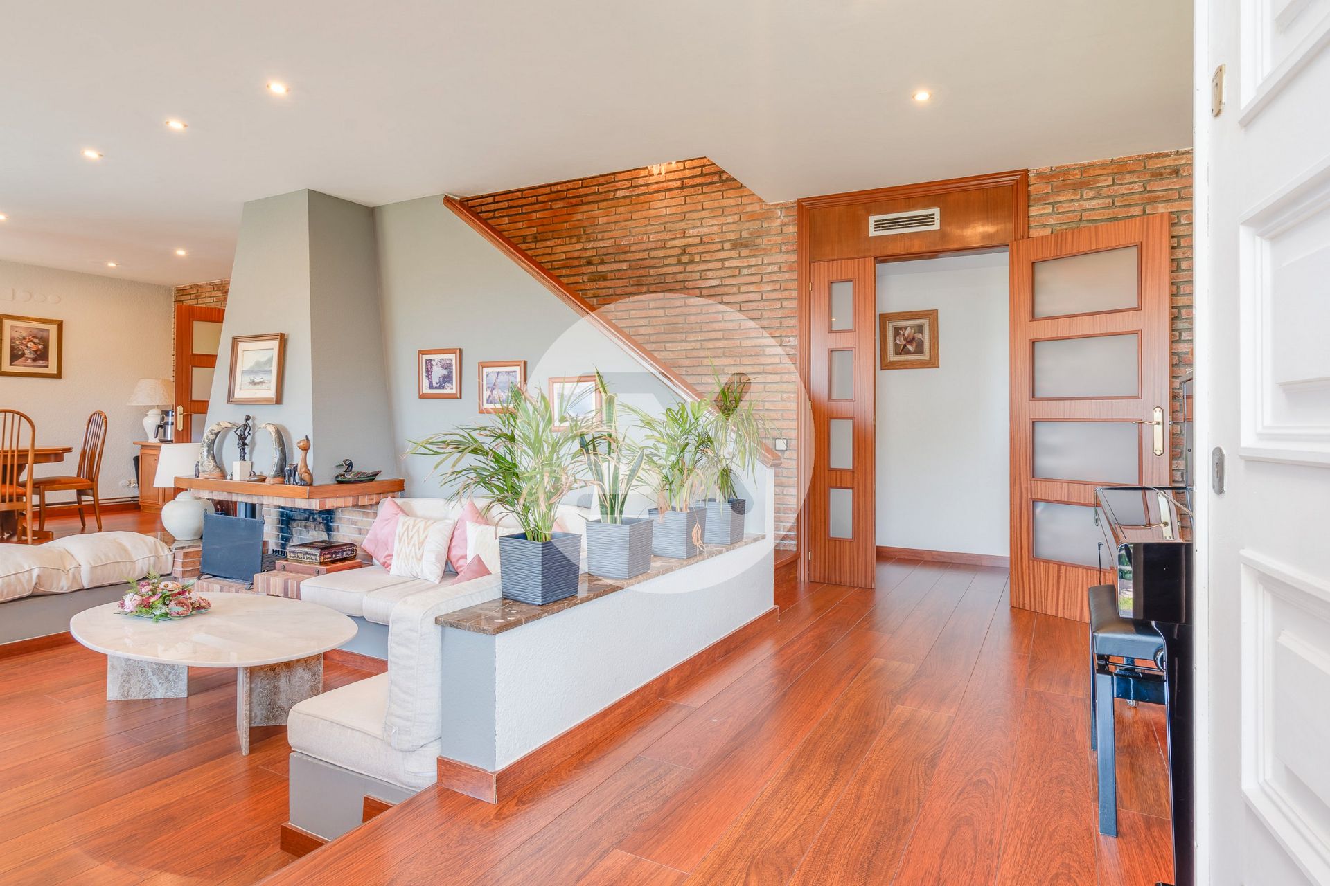 Sala d'estar de Casa o xalet en venda en Castelldefels amb Aire condicionat, Jardí privat i Terrassa