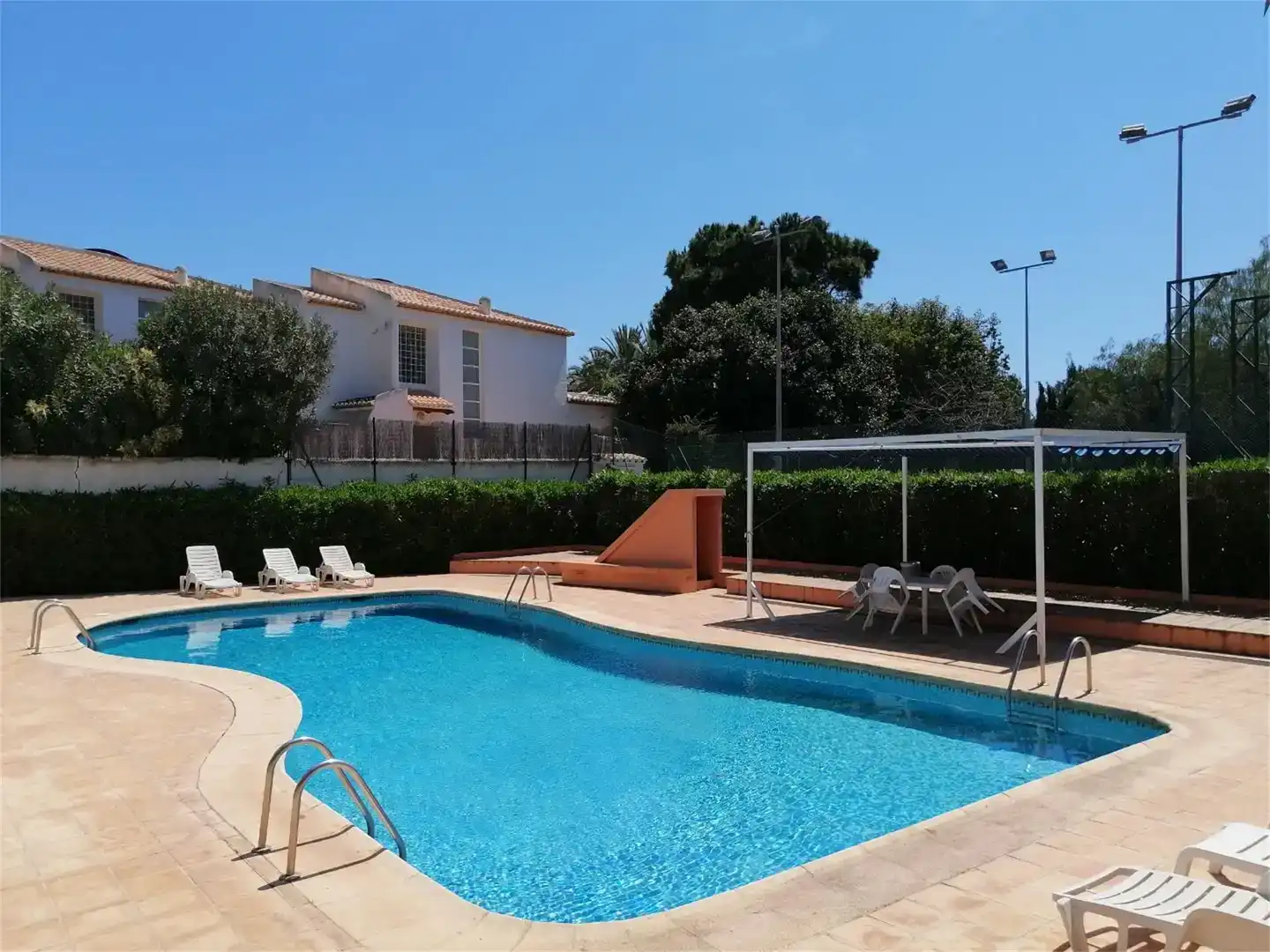 Piscina de Casa adosada de lloguer en Moraira amb Aire condicionat, Jardí privat i Traster