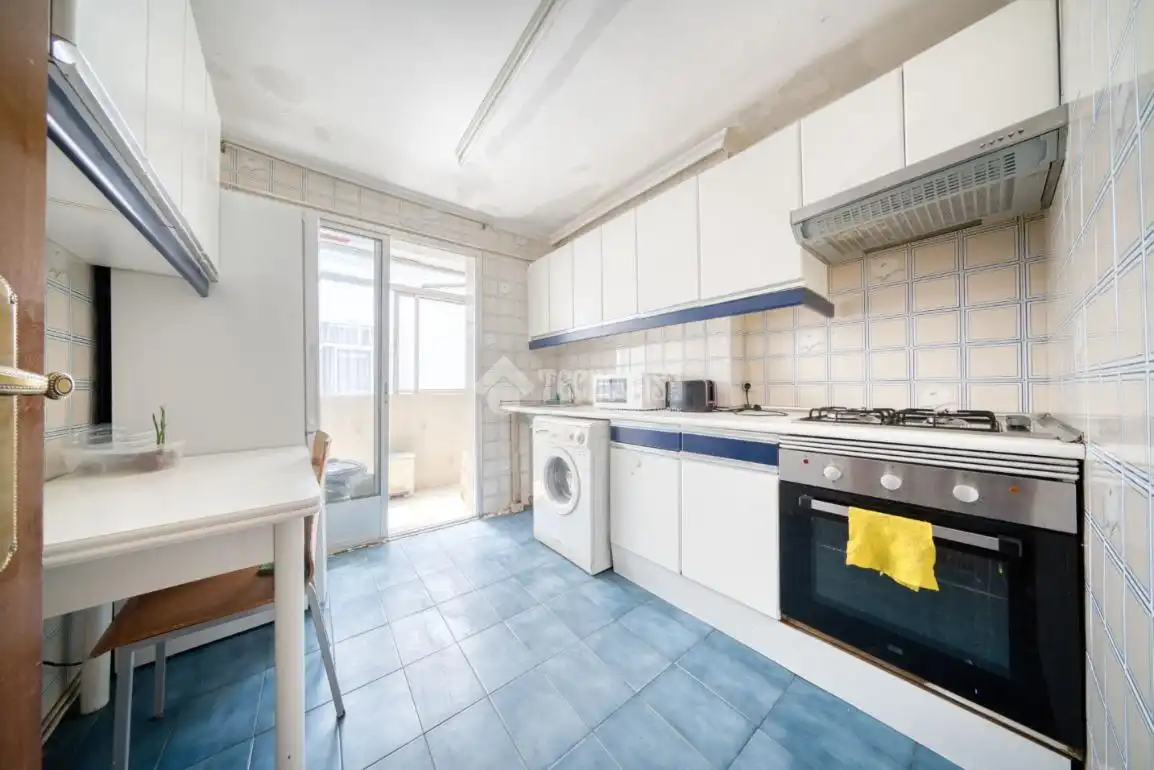 Kitchen of Flat for sale in Valladolid  with Heating, Parquet flooring and Furnished
