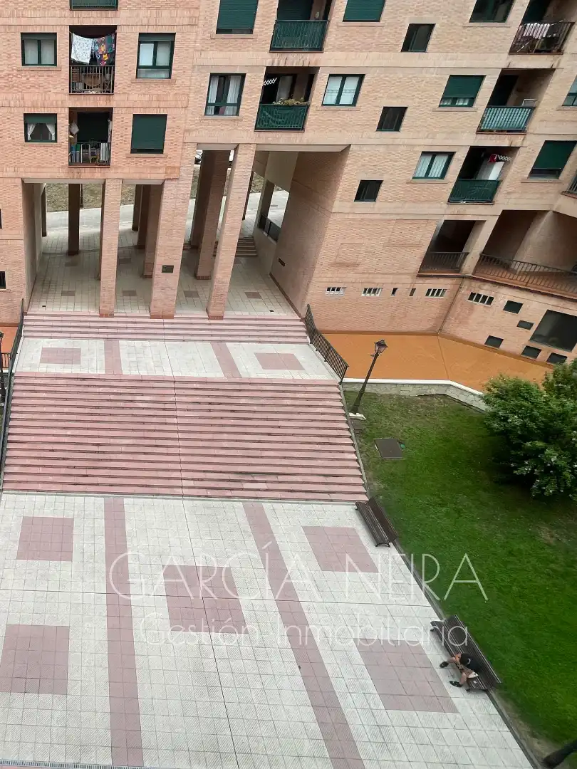Terrassa de Pis en venda en Oviedo  amb Calefacció, Jardí privat i Parquet