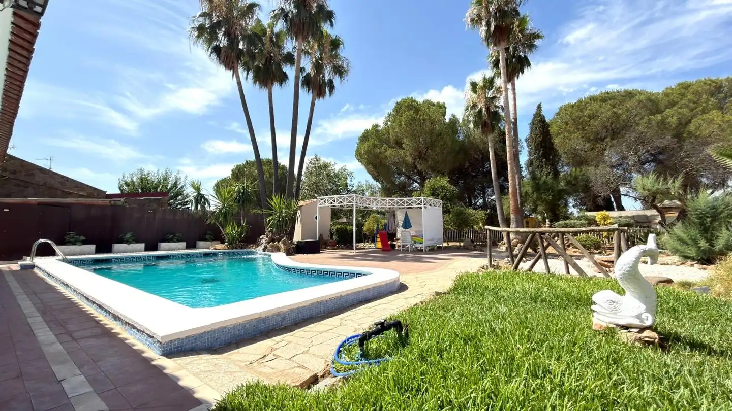 Piscina de Finca rústica en venta en Badajoz con Jardín privado y Piscina