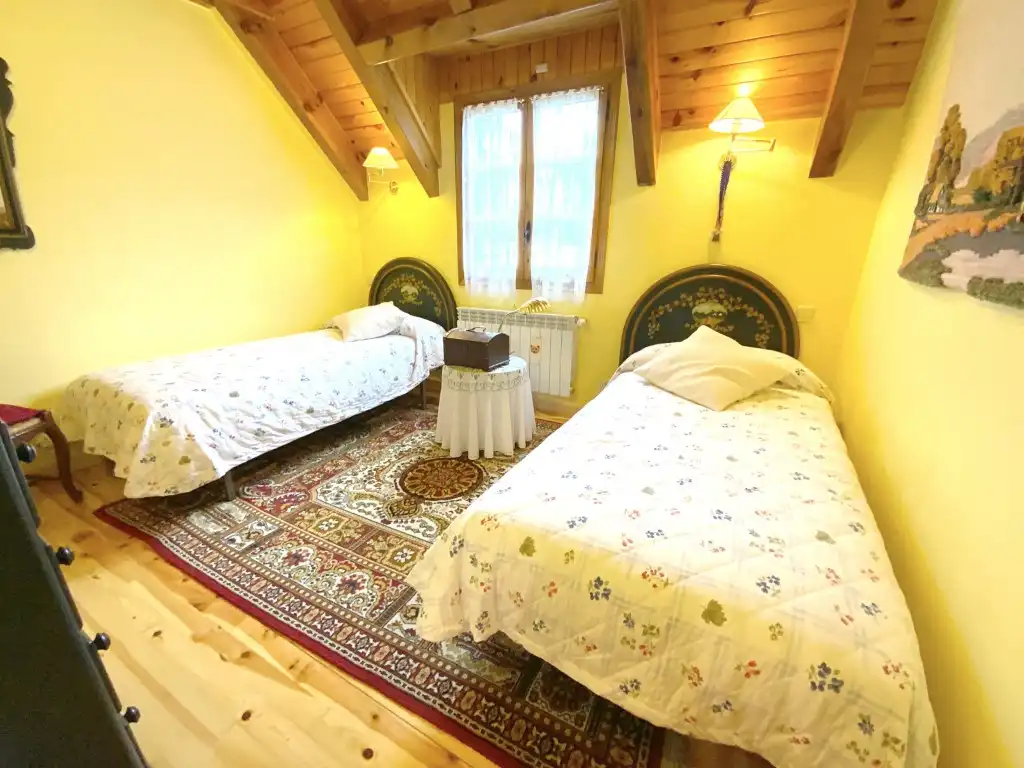 Dormitori de Casa o xalet en venda en Sahún amb Jardí privat