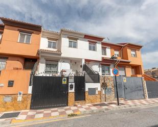 Vista exterior de Casa adosada en venda en Churriana de la Vega amb Aire condicionat, Terrassa i Balcó