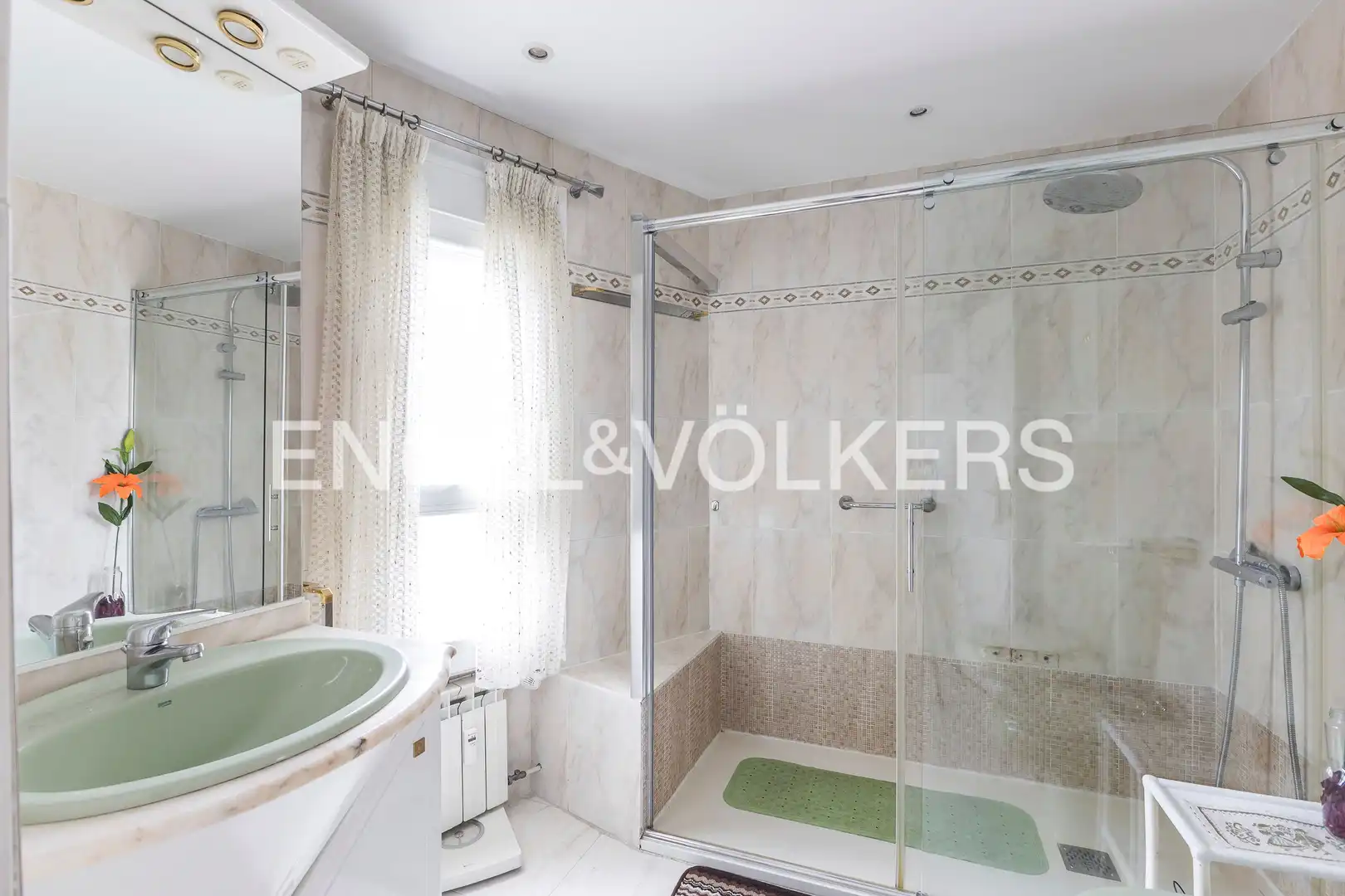 Badezimmer von Wohnung zum Verkauf in Madrid mit Klimaanlage, Heizung und Privatgarten