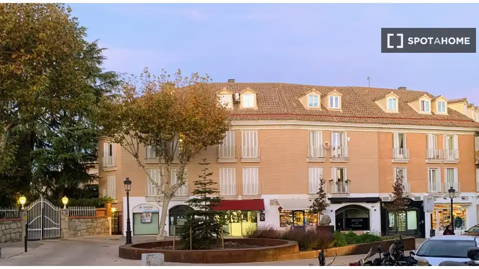 Außenansicht von Wohnung zur Miete in Torrelodones mit Klimaanlage, Heizung und Möbliert