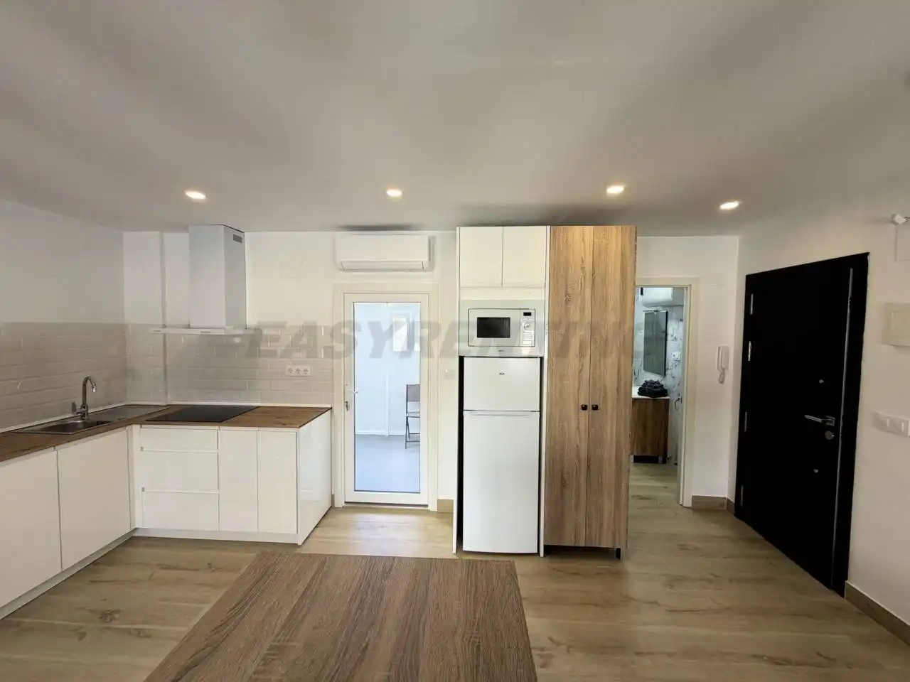 Cuina de Loft de lloguer en San Roque amb Aire condicionat, Terrassa i Moblat