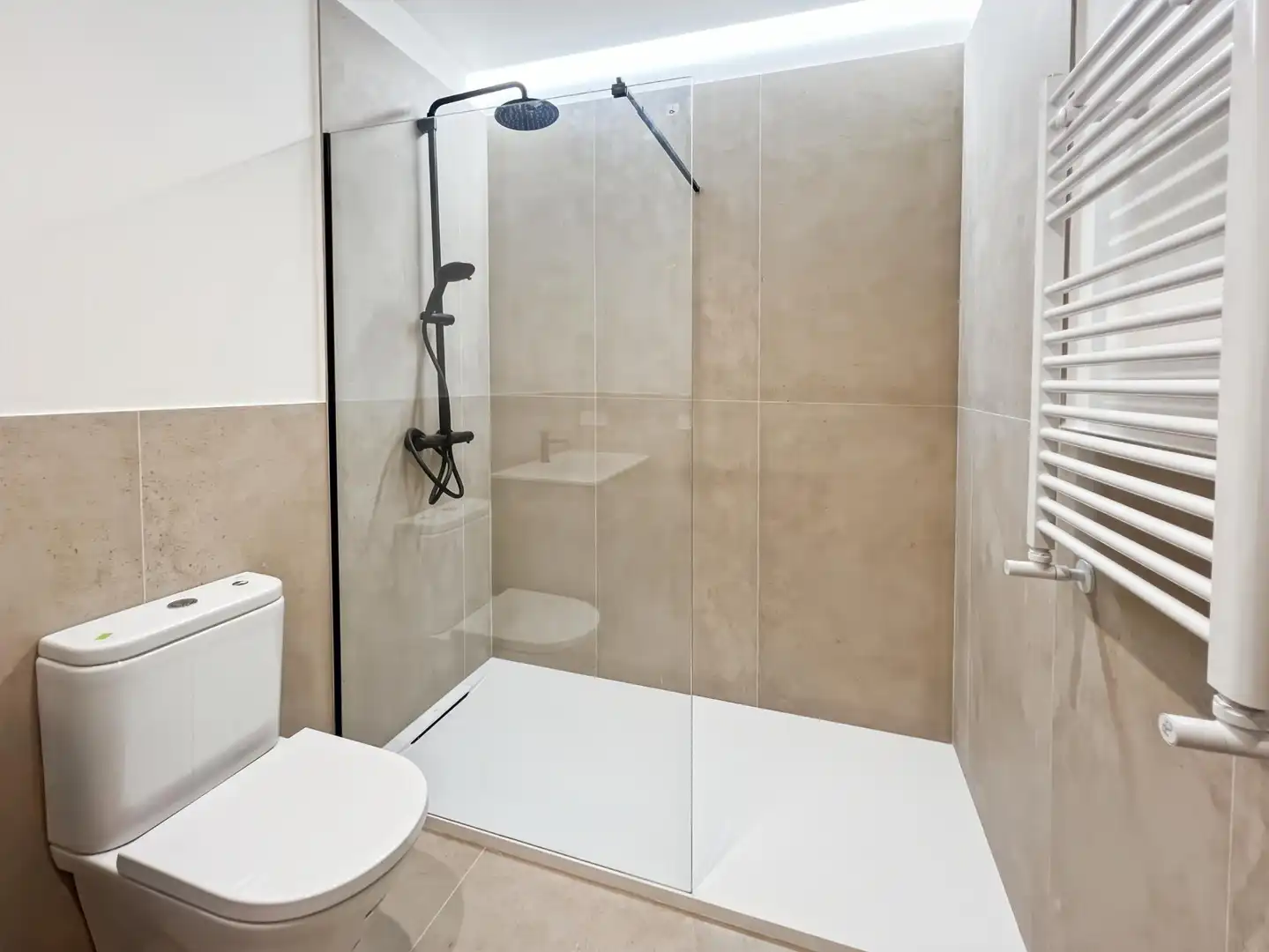 Badezimmer von Wohnungen zum Verkauf in Madrid mit Heizung