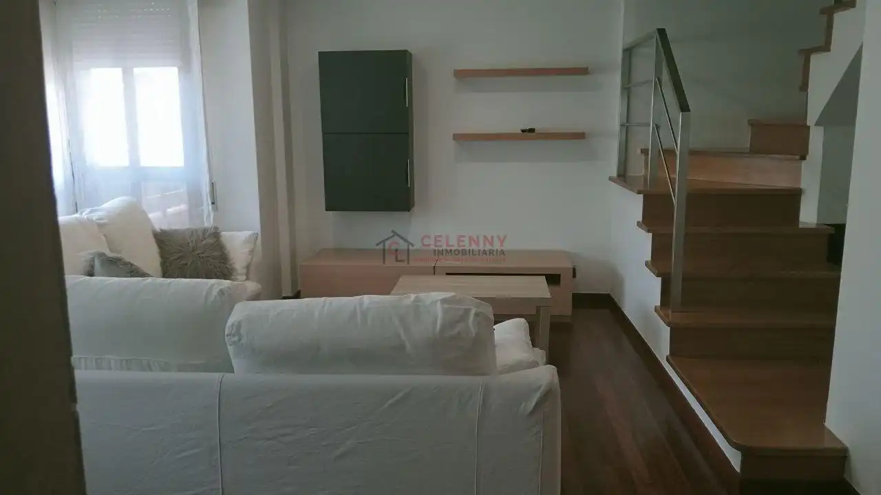 Sala d'estar de Dúplex de lloguer en Ourense Capital  amb Calefacció, Parquet i Traster