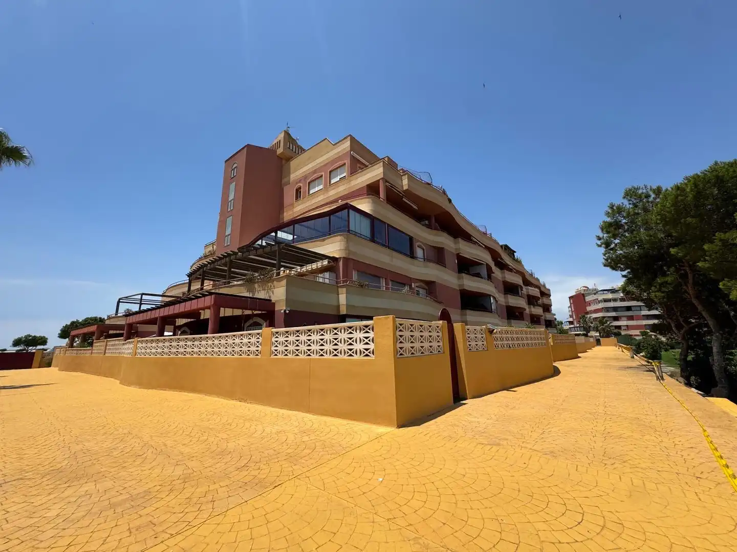 Vista exterior de Pis en venda en Roquetas de Mar amb Aire condicionat, Terrassa i Piscina