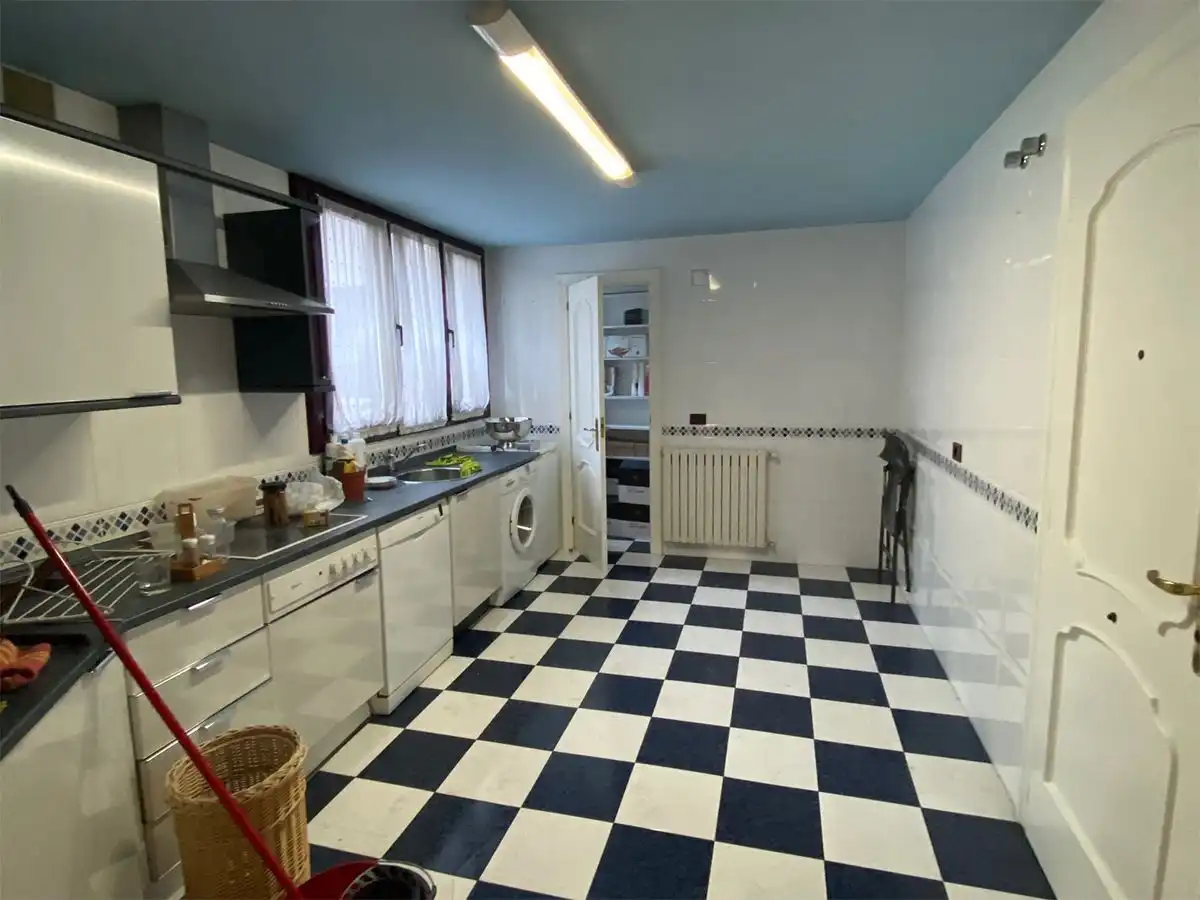 Cocina de Piso en venta en Oviedo  con Calefacción