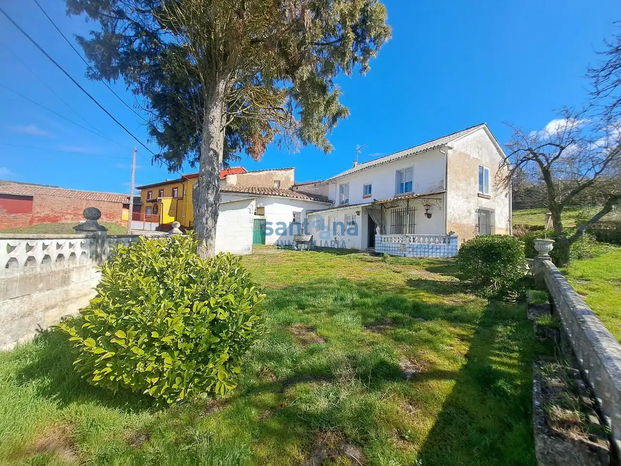 Vista exterior de Casa o xalet en venda en Gradefes amb Calefacció, Jardí privat i Traster