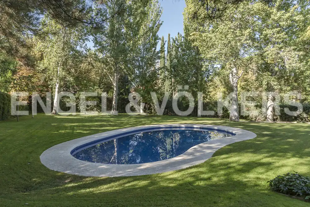 Swimming pool of Houses for rent in Pozuelo de Alarcón  with Air Conditioner, Heating and Private garden
