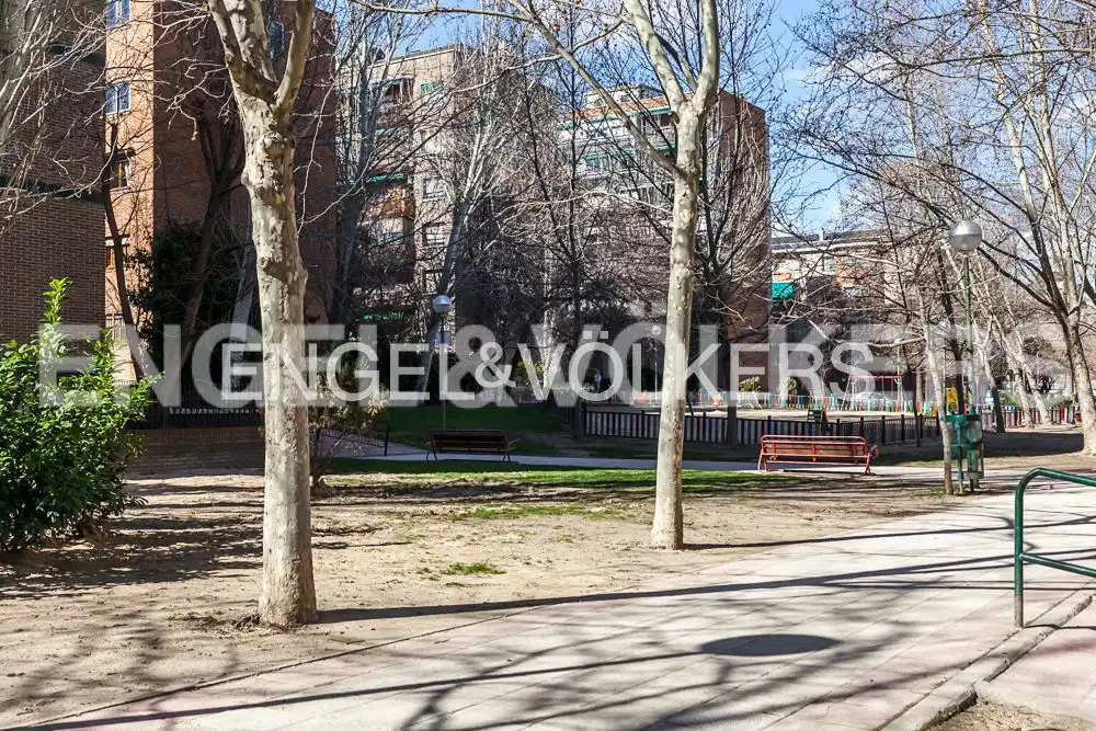 Vista exterior de Pis en venda en Madrid amb Aire condicionat, Calefacció i Jardí privat