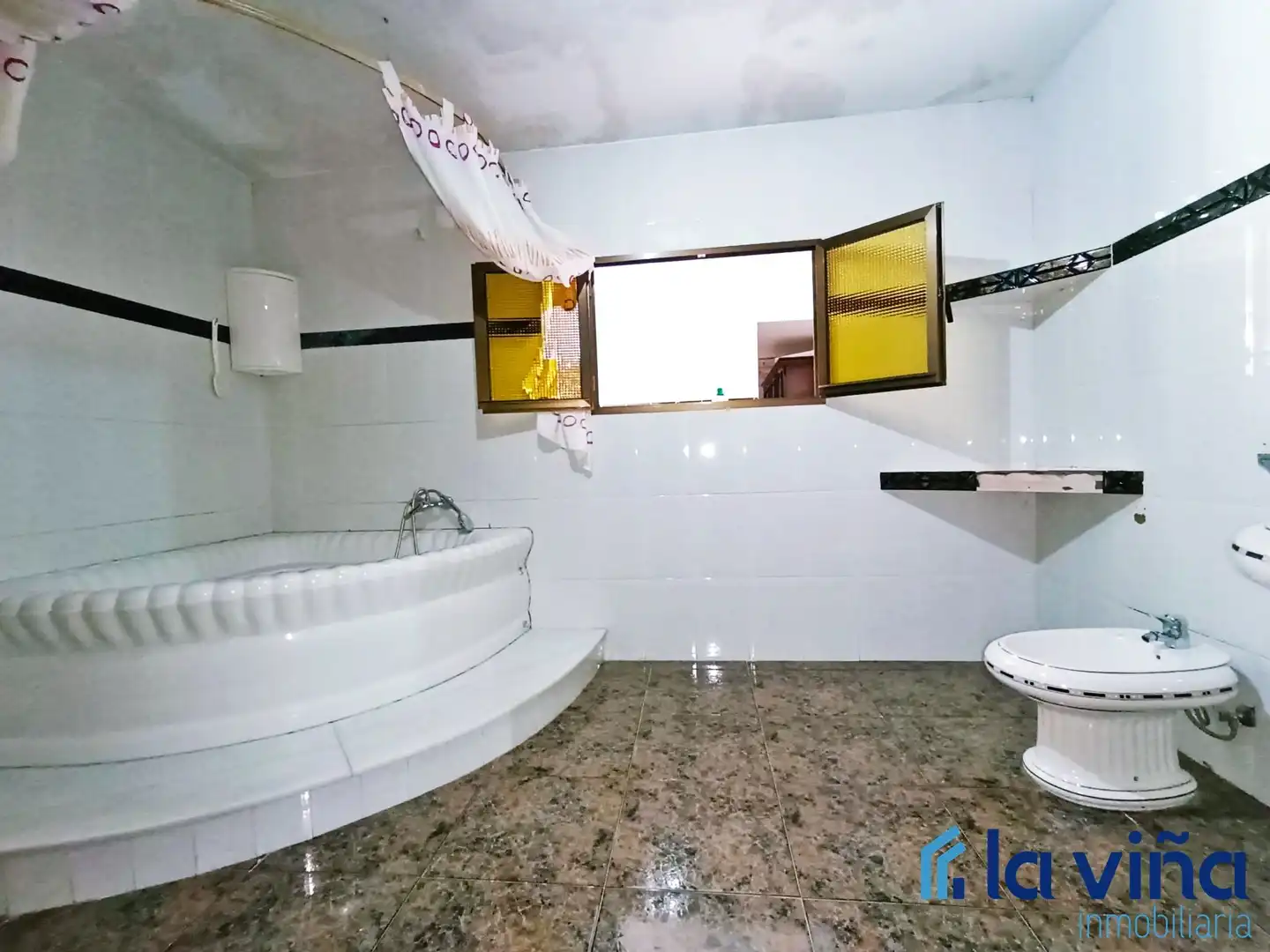 Bathroom of Houses for sale in Benamejí